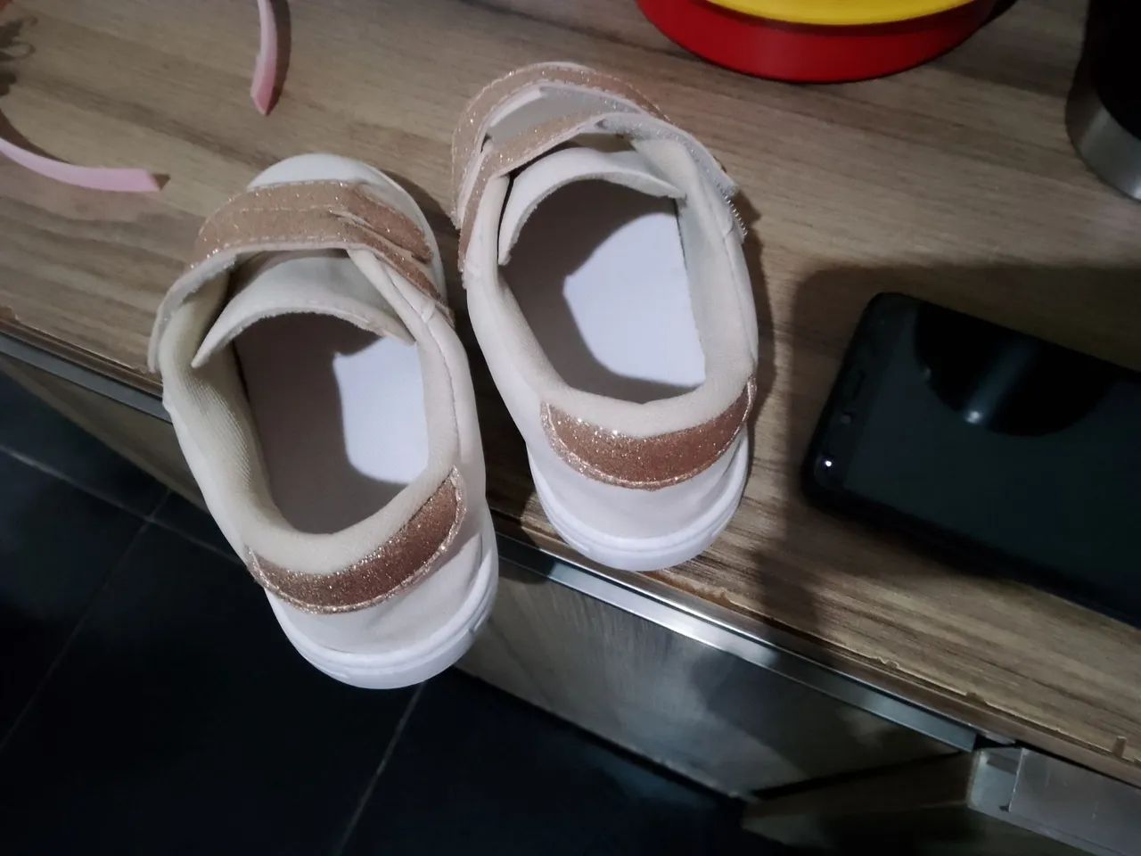 Sapatilhas infantis brancas com pedrarias - Foto 5