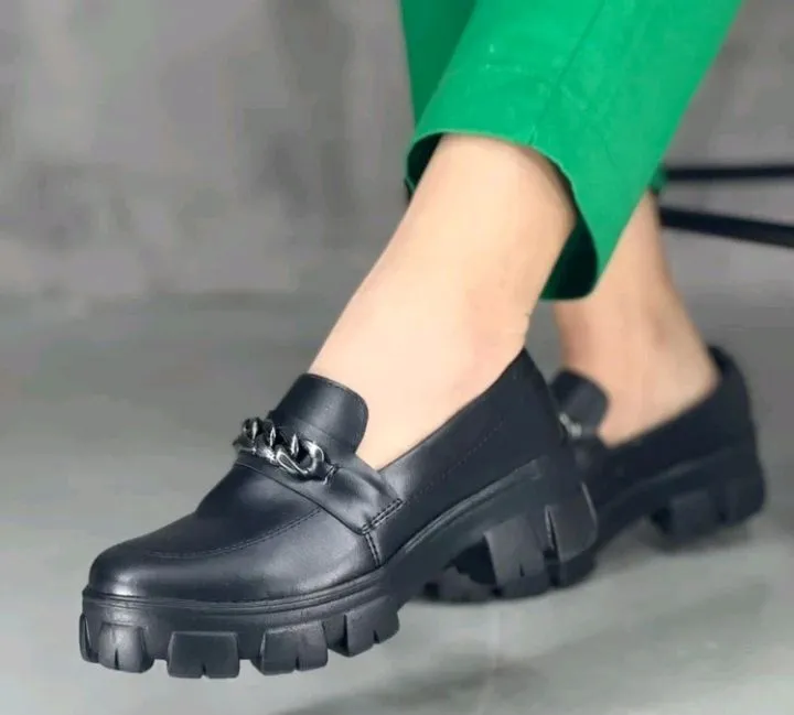 Loafer Tratorado Preto com Detalhe em Corrente