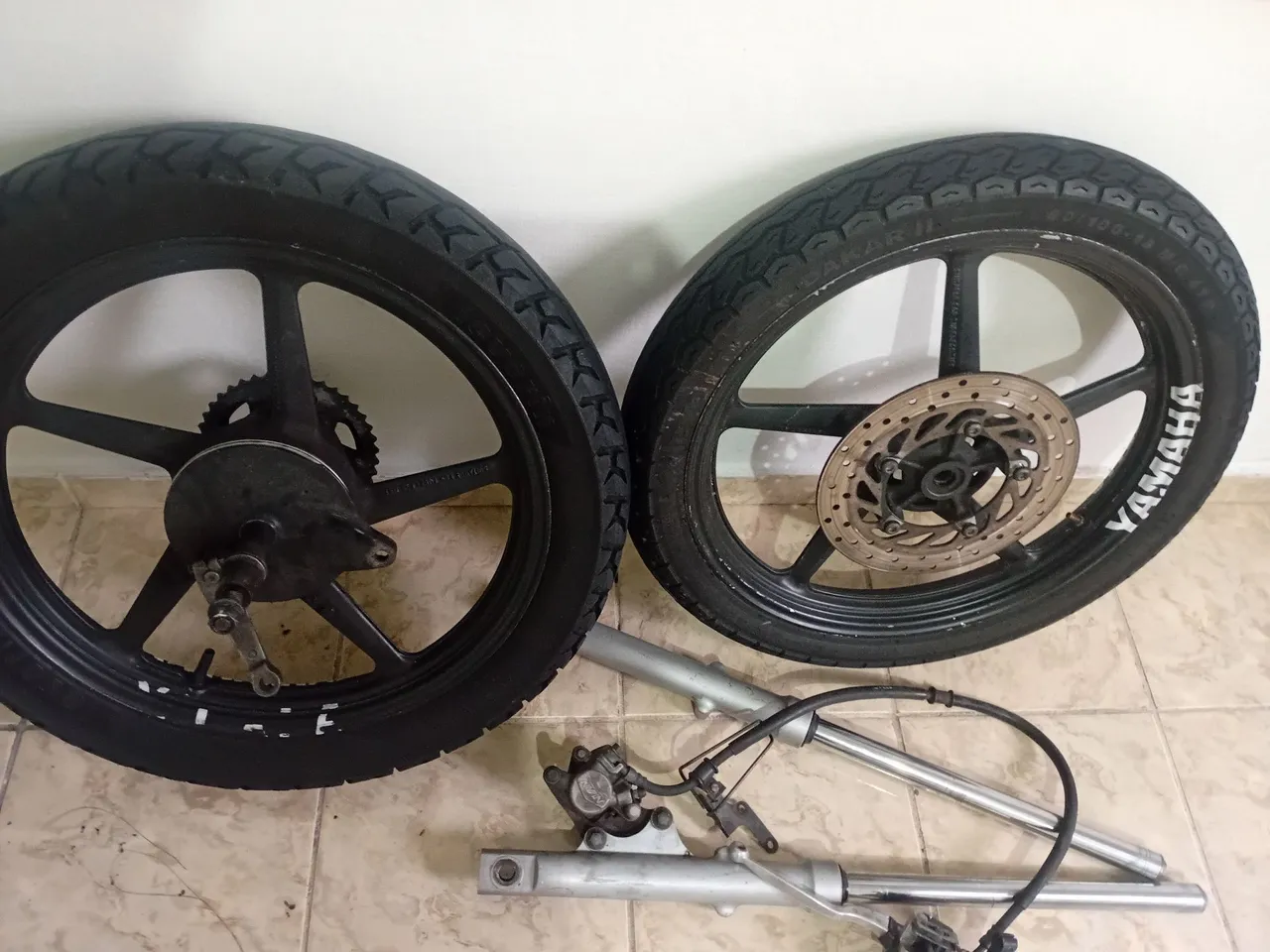 Rodas de moto Yamaha com suspensão e freios