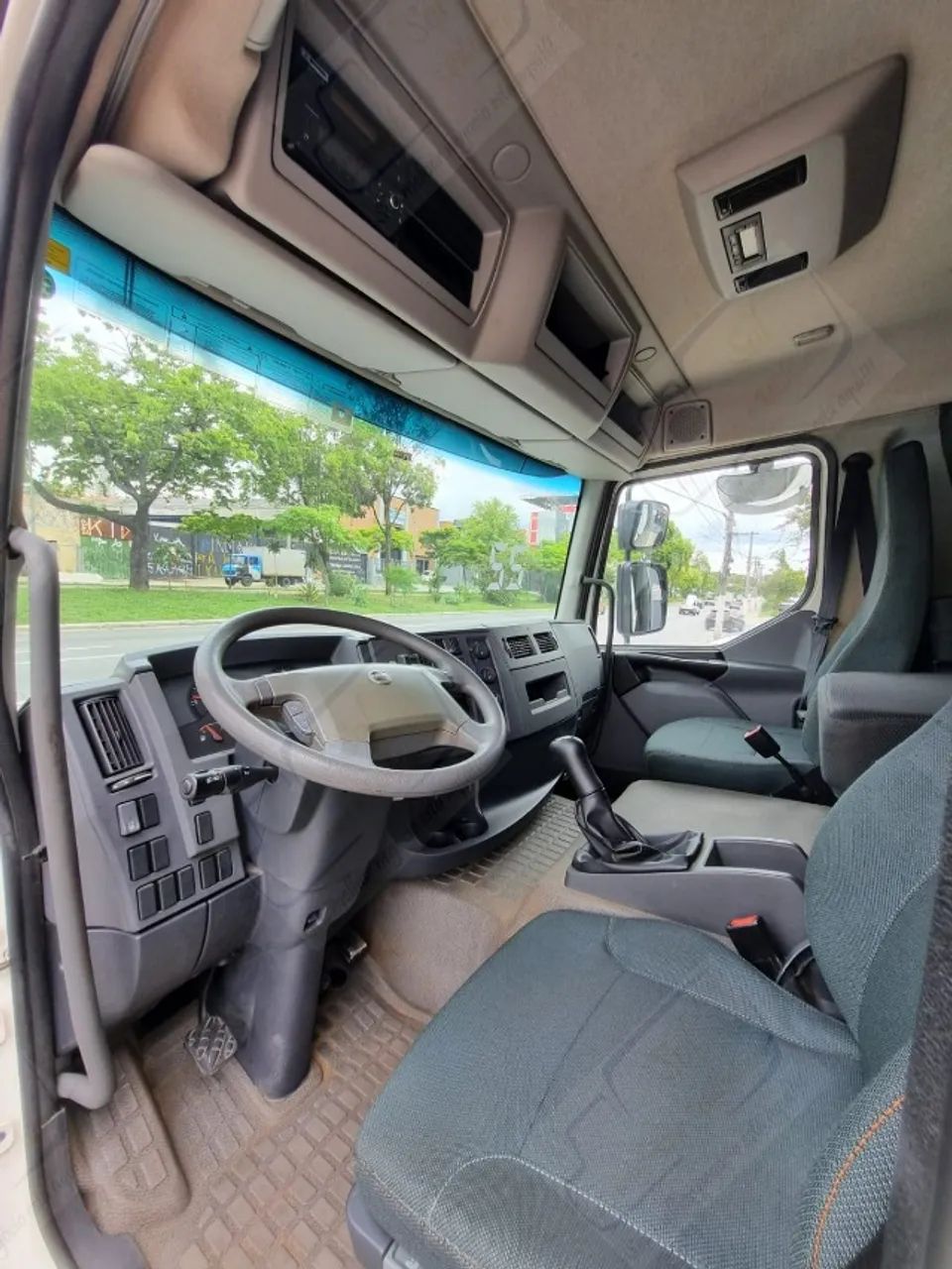 Volvo VM 270 6x2 Cabine Leito - 2022 (Apenas 57.000 km Original) - Foto 12