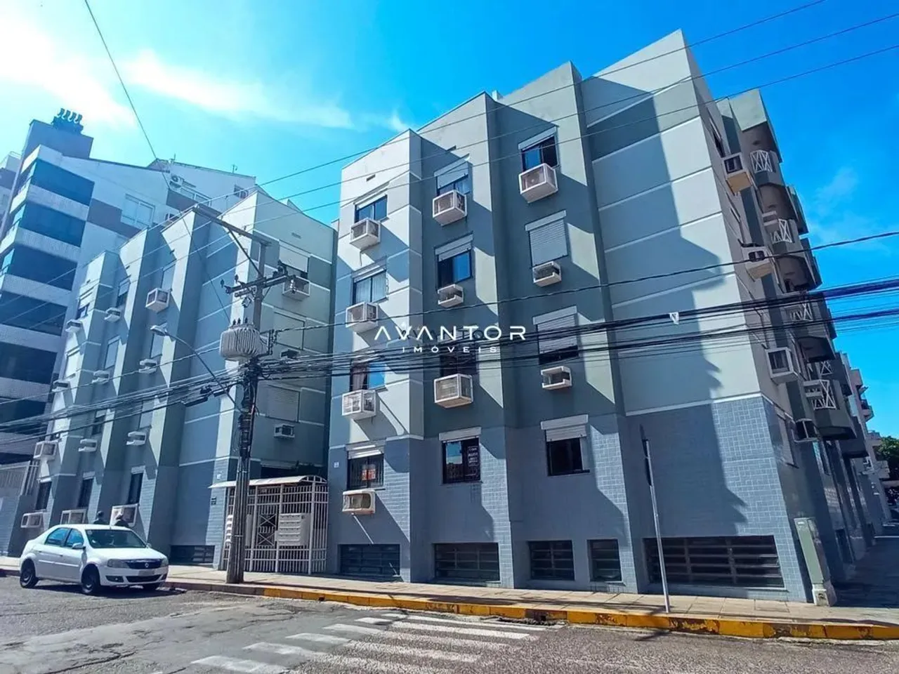 Apartamento Central De 2 Dormitórios, Sala De Estar, Banheiro Social, Cozinha, Á