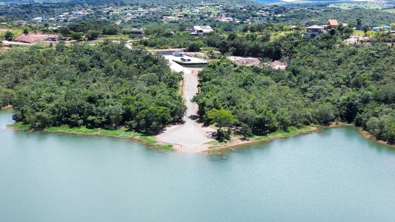 . Terreno Beira Lago Corumbá IV }
