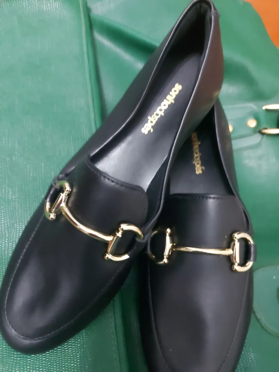 Sapatilha Loafer Feminina Preta com Detalhe Dourado