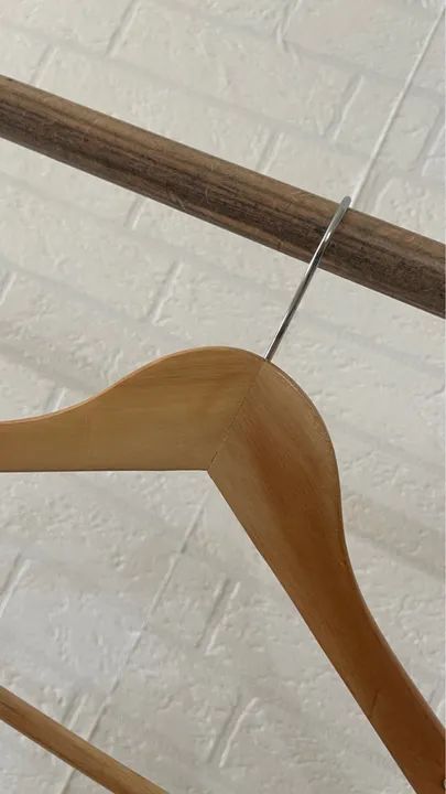 Cabide de madeira para roupa - Foto 2