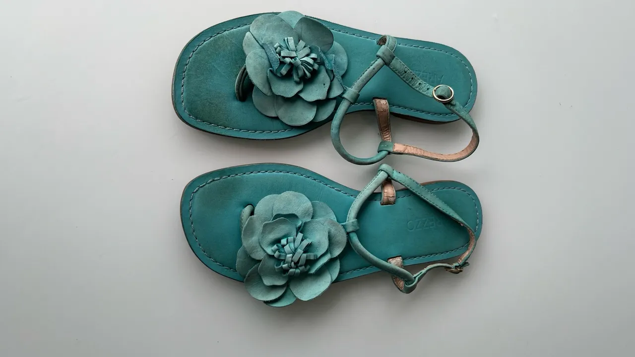 Sandálias Azuis com Detalhe de Flor