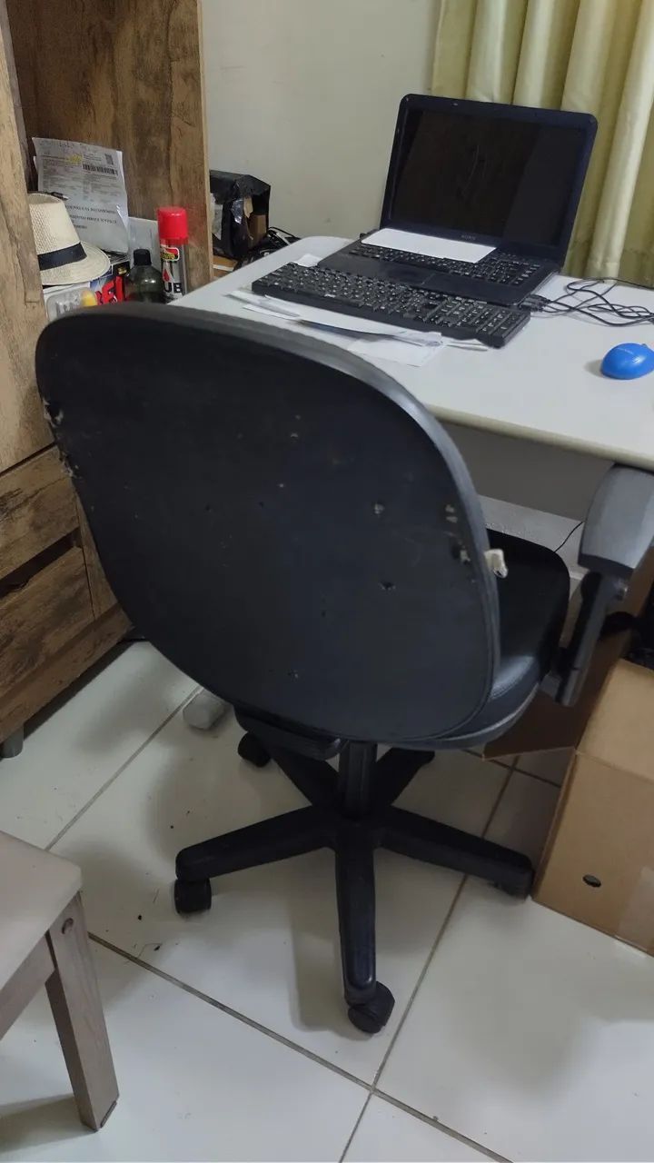 Cadeira de Escritório Com Braço de Apoio e Dodas - Foto 2