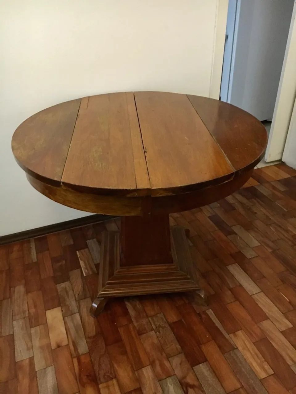 Mesa de madeira redonda com base em pedestal - Foto 2