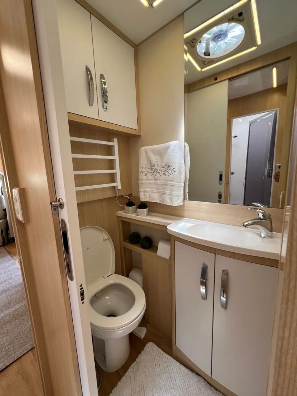 MOTORHOME SANTO INÁCIO 8.5 ANO 2022 KM 17.000 (MUITO NOVO CONSERVADO) - Foto 2
