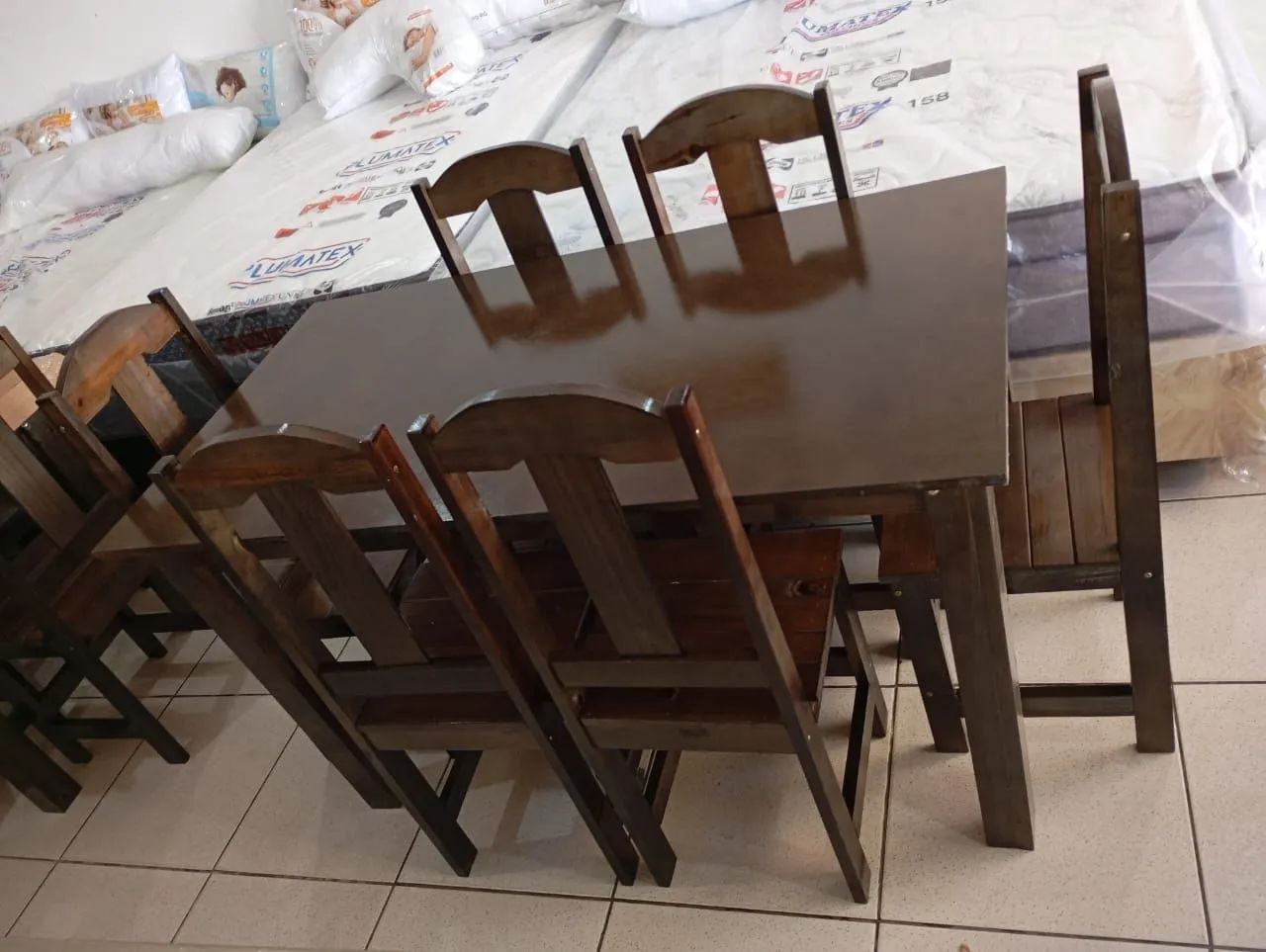 Mesa de madeira 6 cadeiras nova com tampo de MDF  - Foto 2