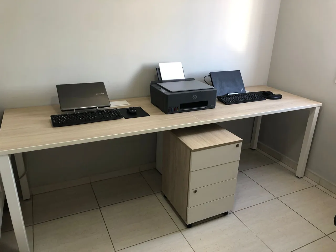 Mesa de escritório dupla com gaveteiro