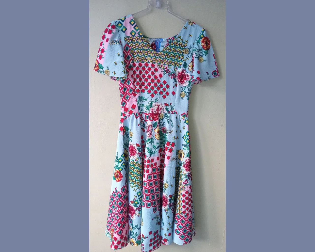 Vestido Midi Floral Colorido
