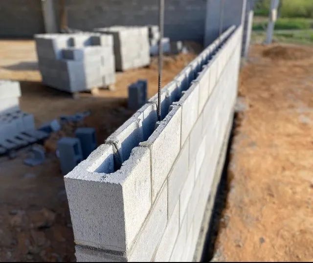 Bloqueiro serviços de pedreiro alvenaria estrutural - construção de galpão casas sobrados - Foto 2