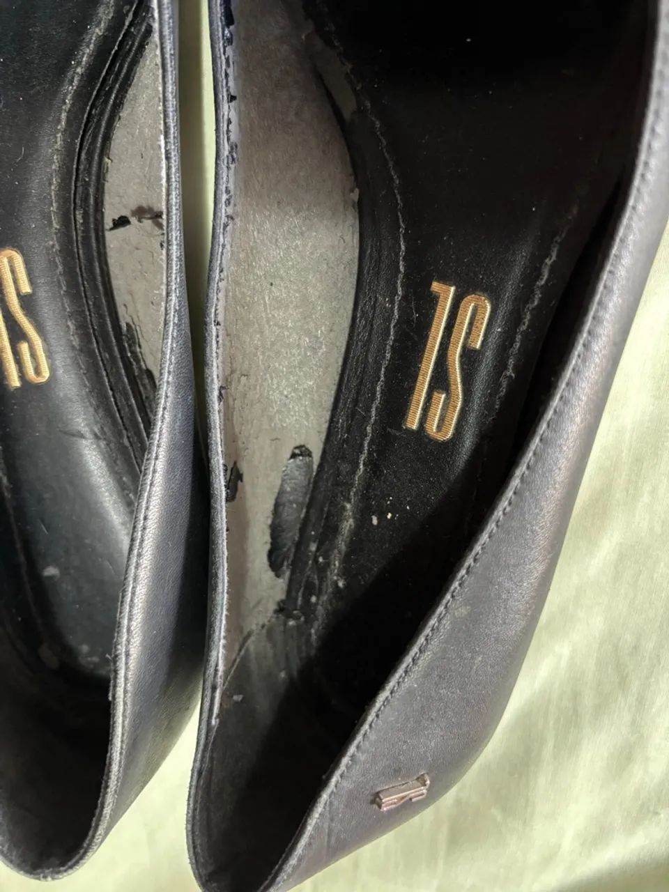 Sapatilha de couro preta e branca com tachas - Foto 4