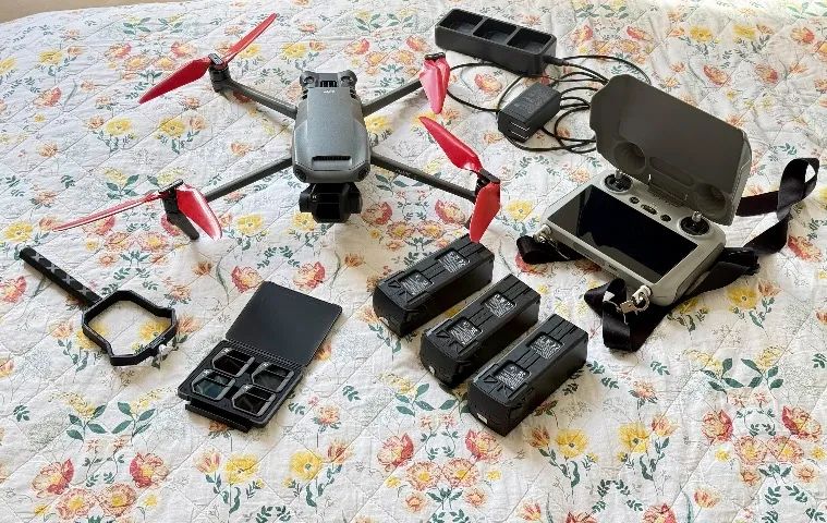 Drone DJI Mavic 3 Fly More Combo + Controle com Tela + 3 Baterias + Carregador Inteligente