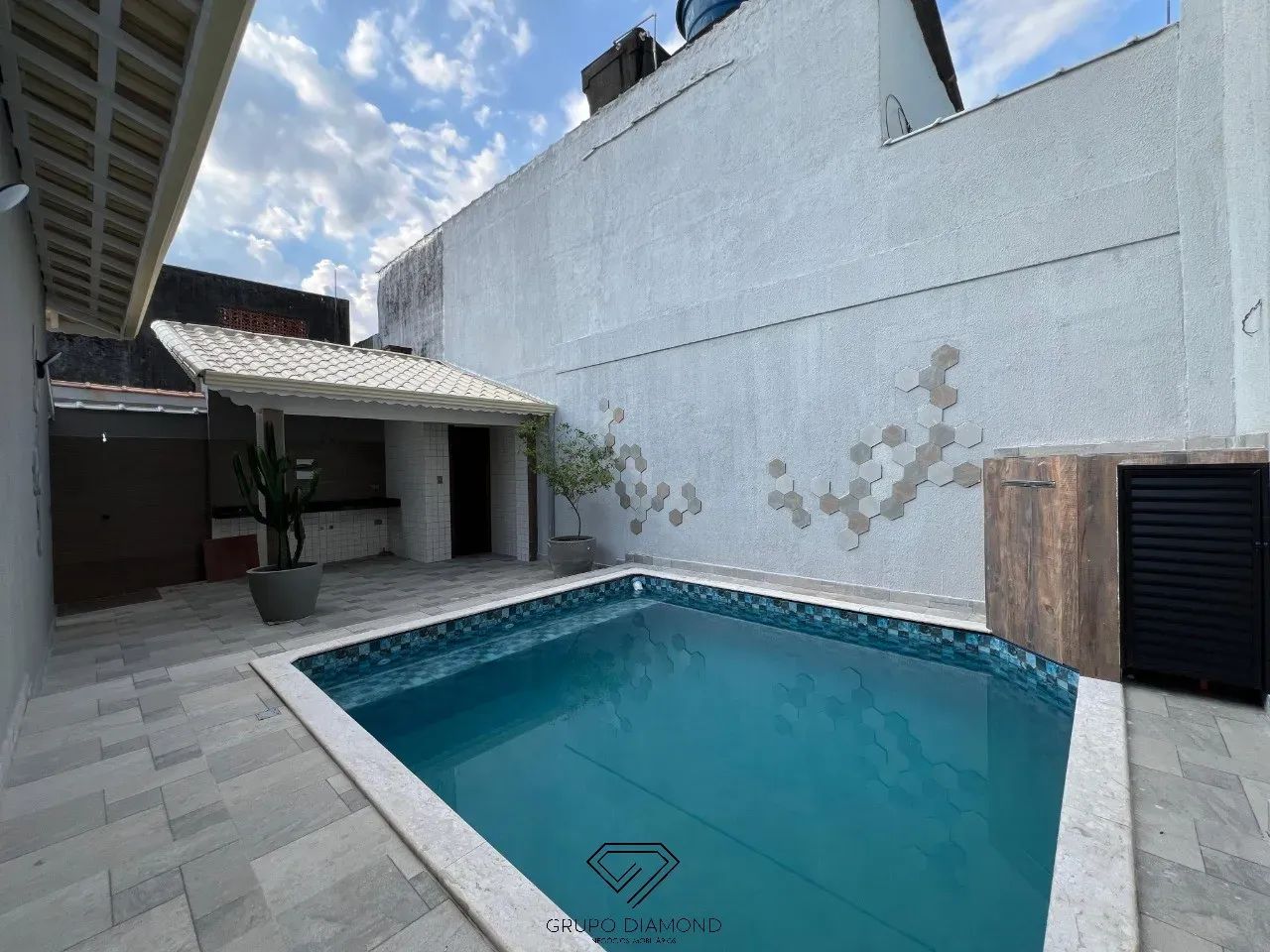 CASA COM PISCINA, 4 SUITES SENDO 1 MASTER PARA VENDA NA VILA CAIÇARA