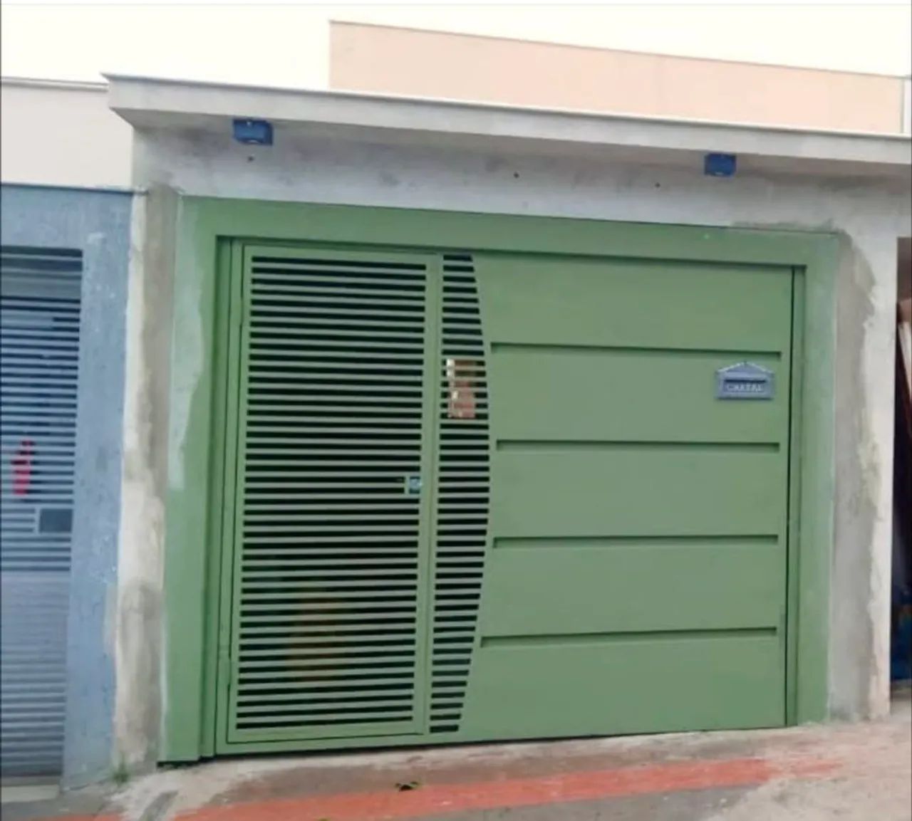 Portão de garagem em aço com design moderno - Foto 3