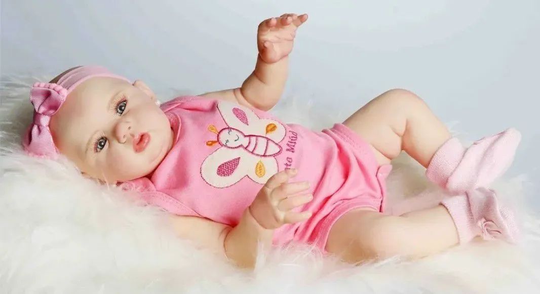 Boneca bebê reborn de silicone com brinco 48 cm - Foto 3