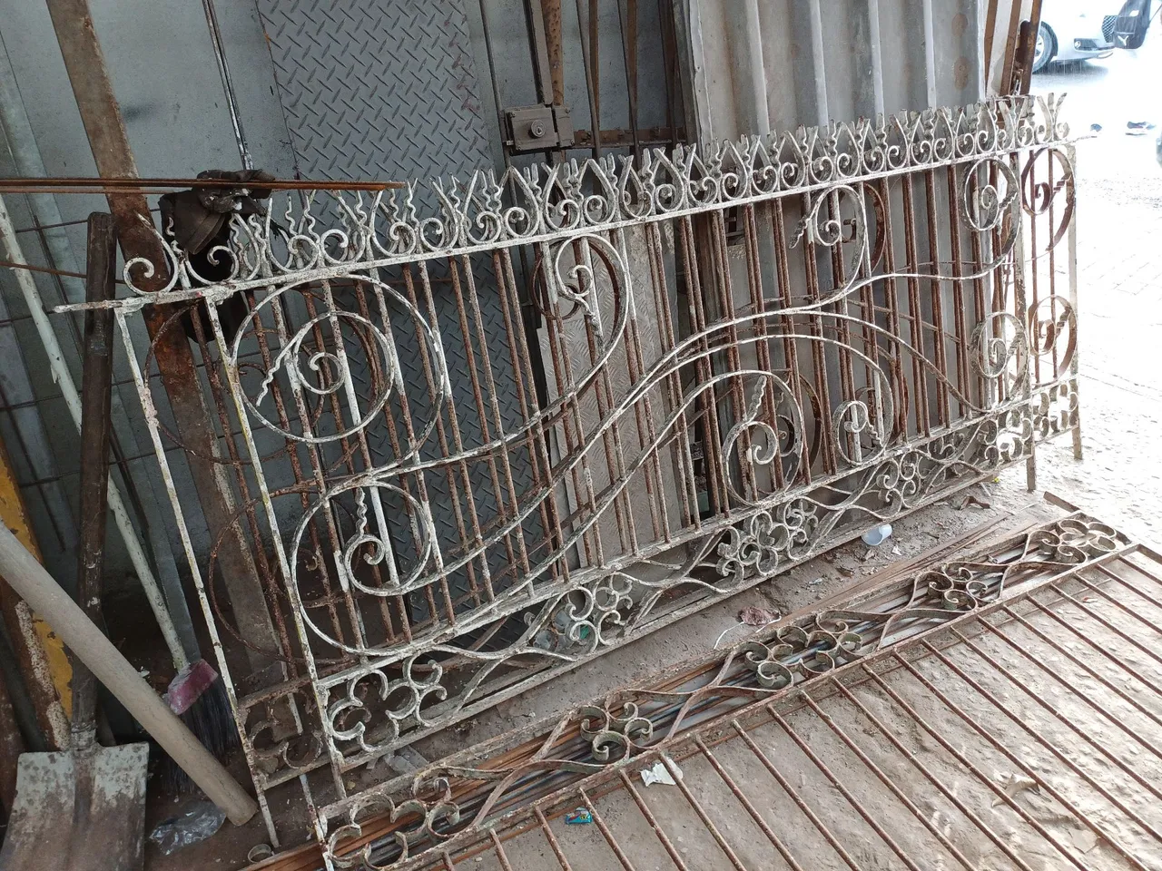 Grade de Ferro Antiga com Design Ornamental