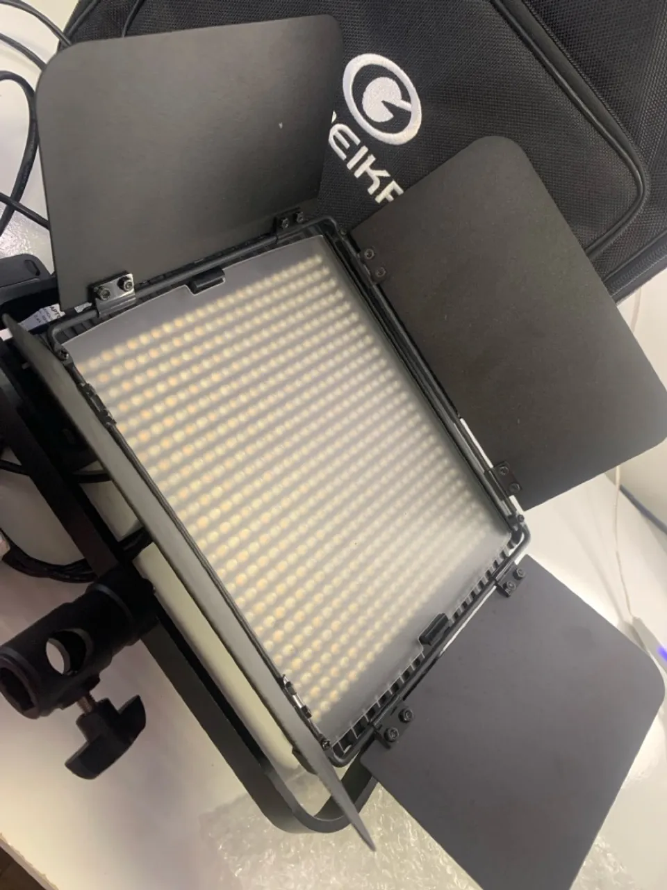ILUMINADOR LED GREIKA HS-600MB PRO BICOLOR + BATERIAS + CARREGADOR + FONTE