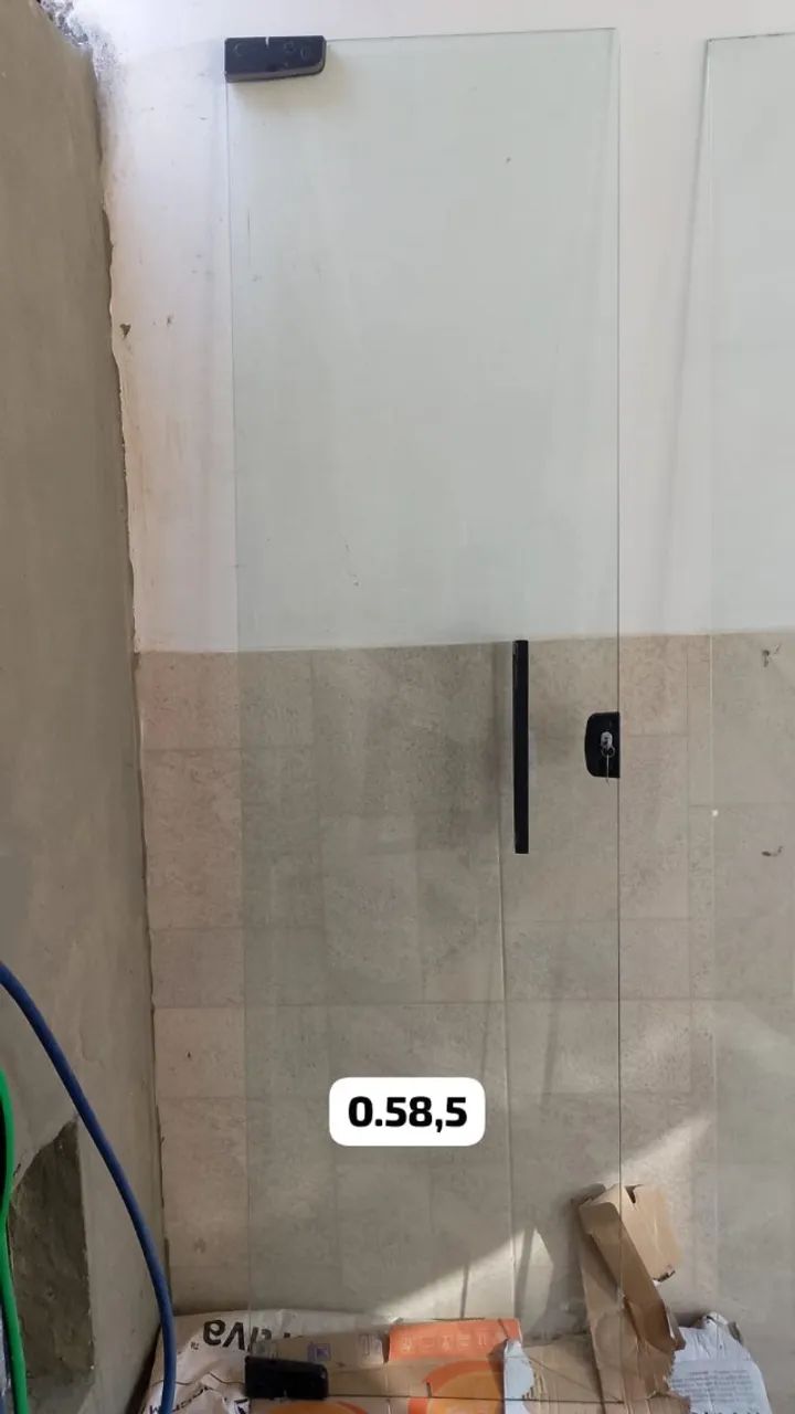 Pia com bancada, portas de vidro  - Foto 2