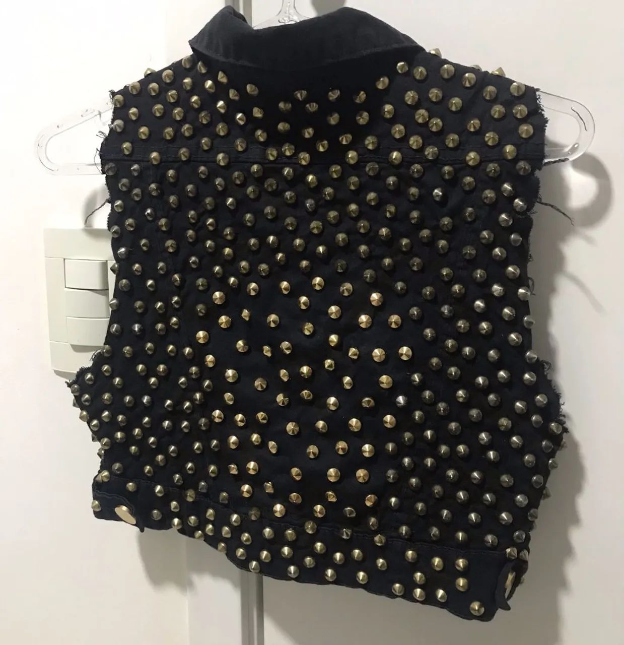 Colete com Spikes Dourados