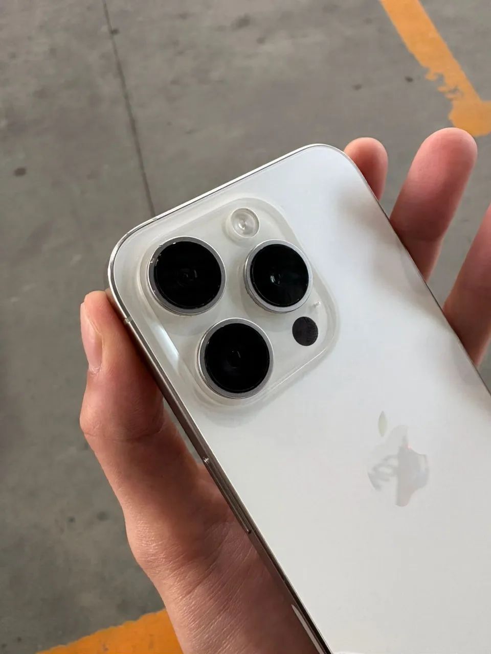 iPhone 15 Pro 128GB - 86% bateria | Funciona 100% | Trincado atrás iPhone 15 Pro 128GB - 86% bateria | Funciona 100% | Trincado atrás