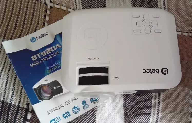 Projetor Betec BT920A funções smart