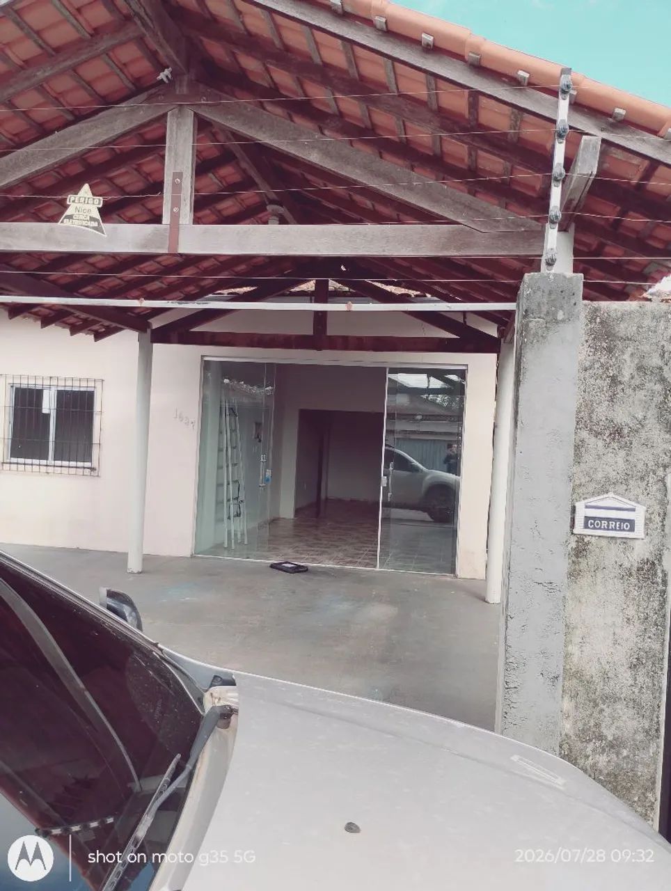 Alugo casa de três quartos 1.700.00