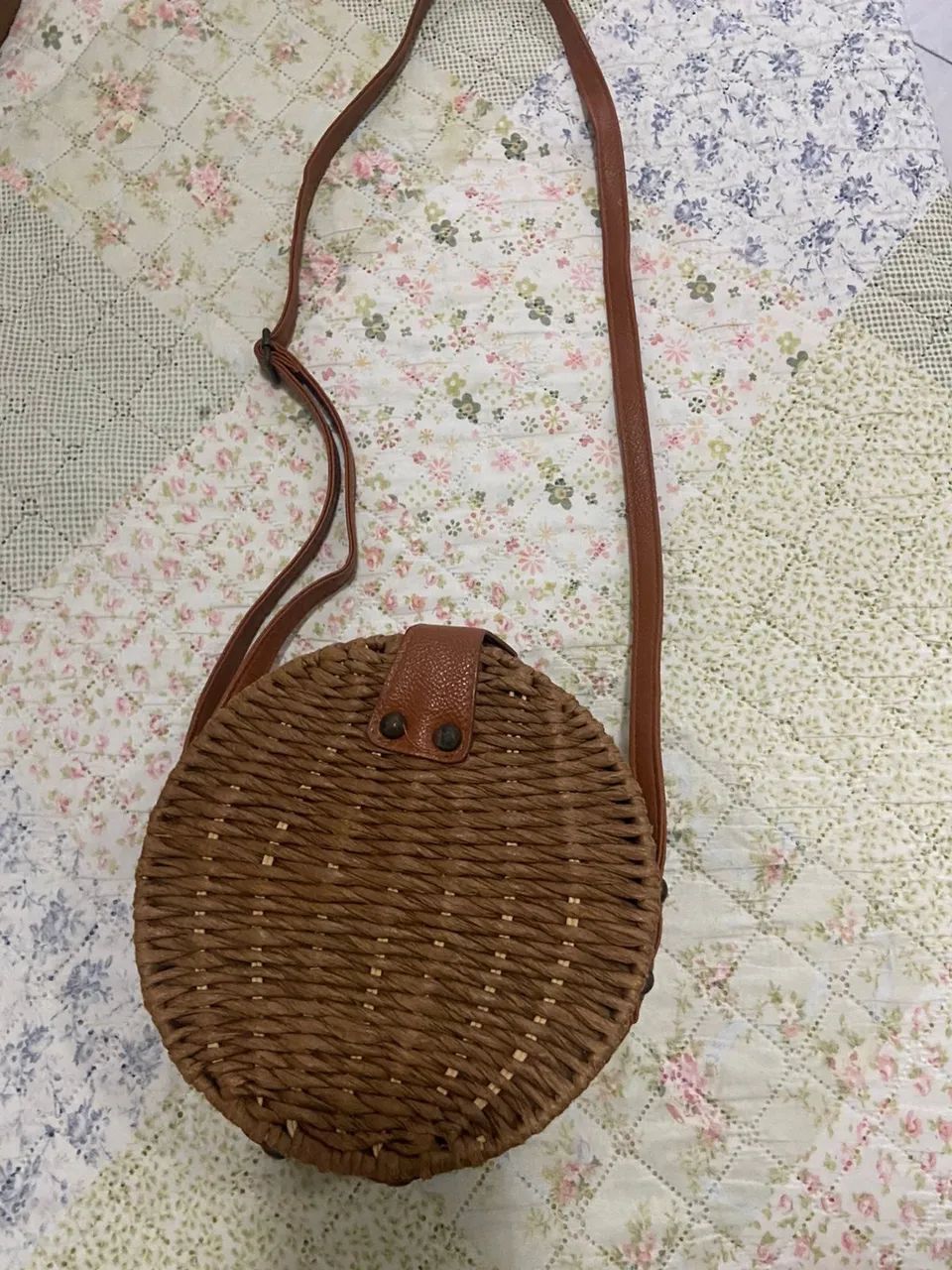 BOLSINHA EM FORMATO DE CÍRCULO 