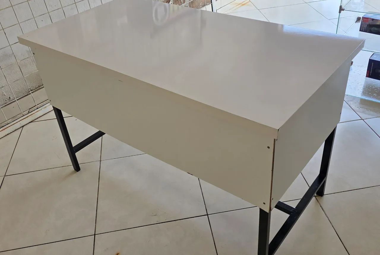 Mesa com 3 gavetas - Foto 3