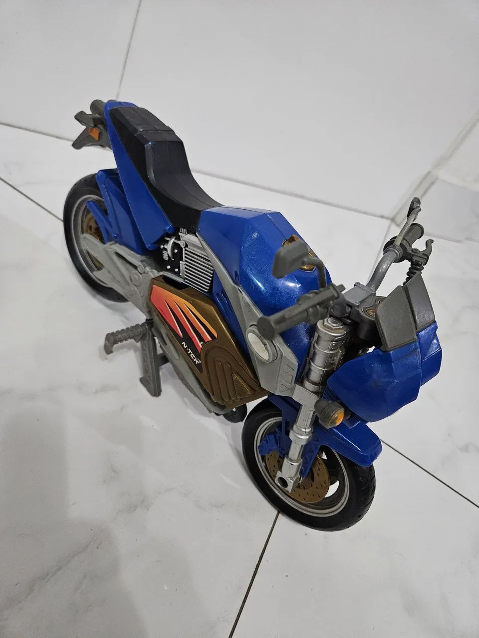 Moto azul Max Steel com farol funcionando - Foto 4