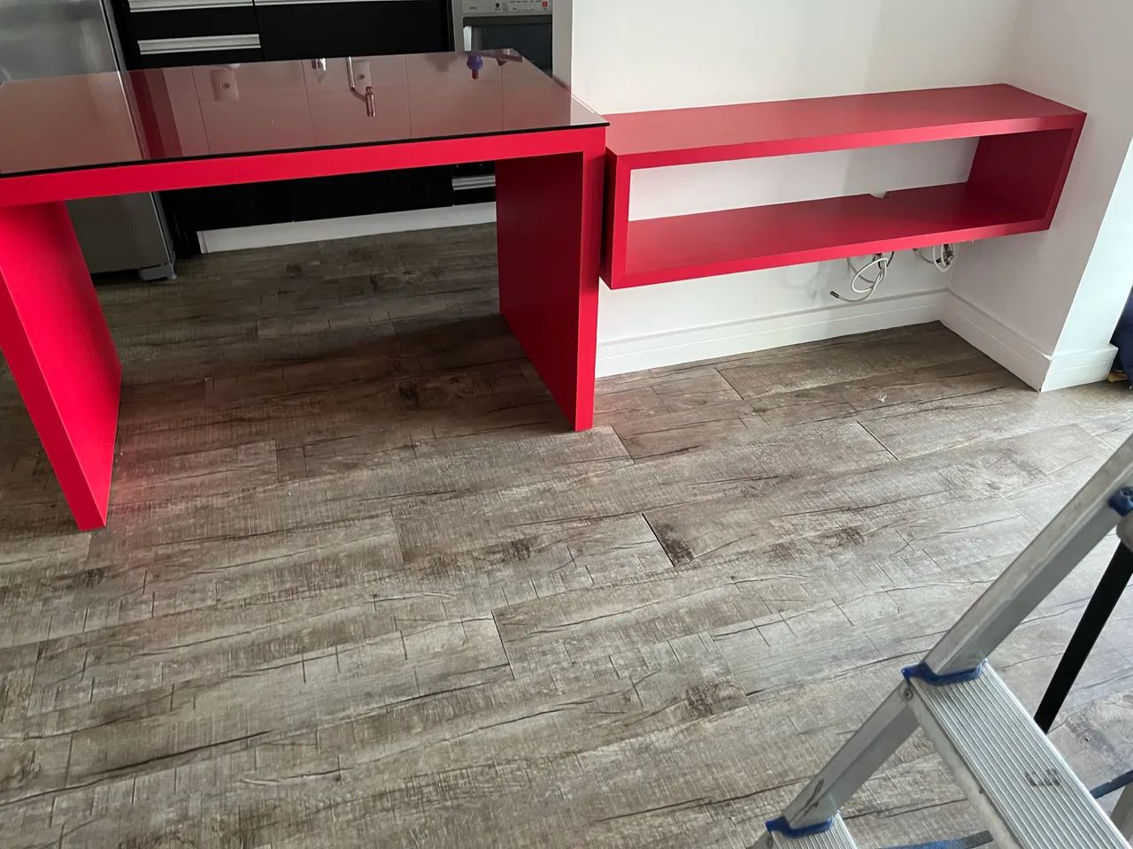 Mesa escrivaninha com vidro e aparador fórmica vermelha  - Foto 3