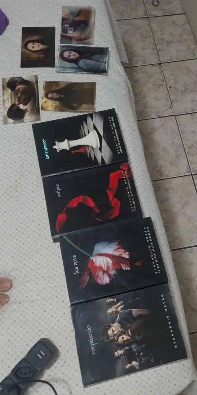 Coleção crepúsculo com 4 livros e fotocards. - Livros e revistas