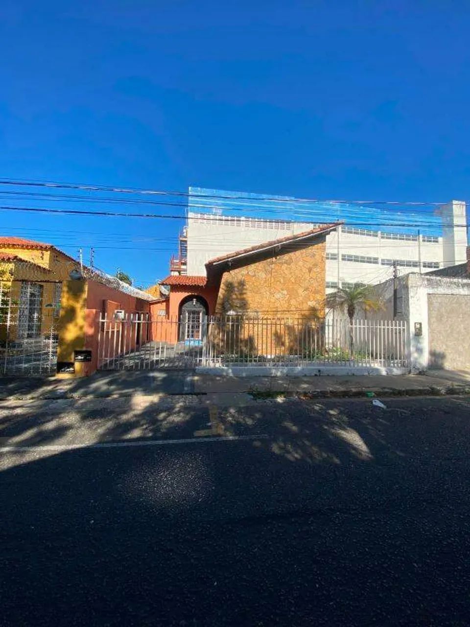 CASA COMERCIAL COM 02 VAGAS DE GARAGEM DESCOBERTA NO CENTRO. - Foto 2