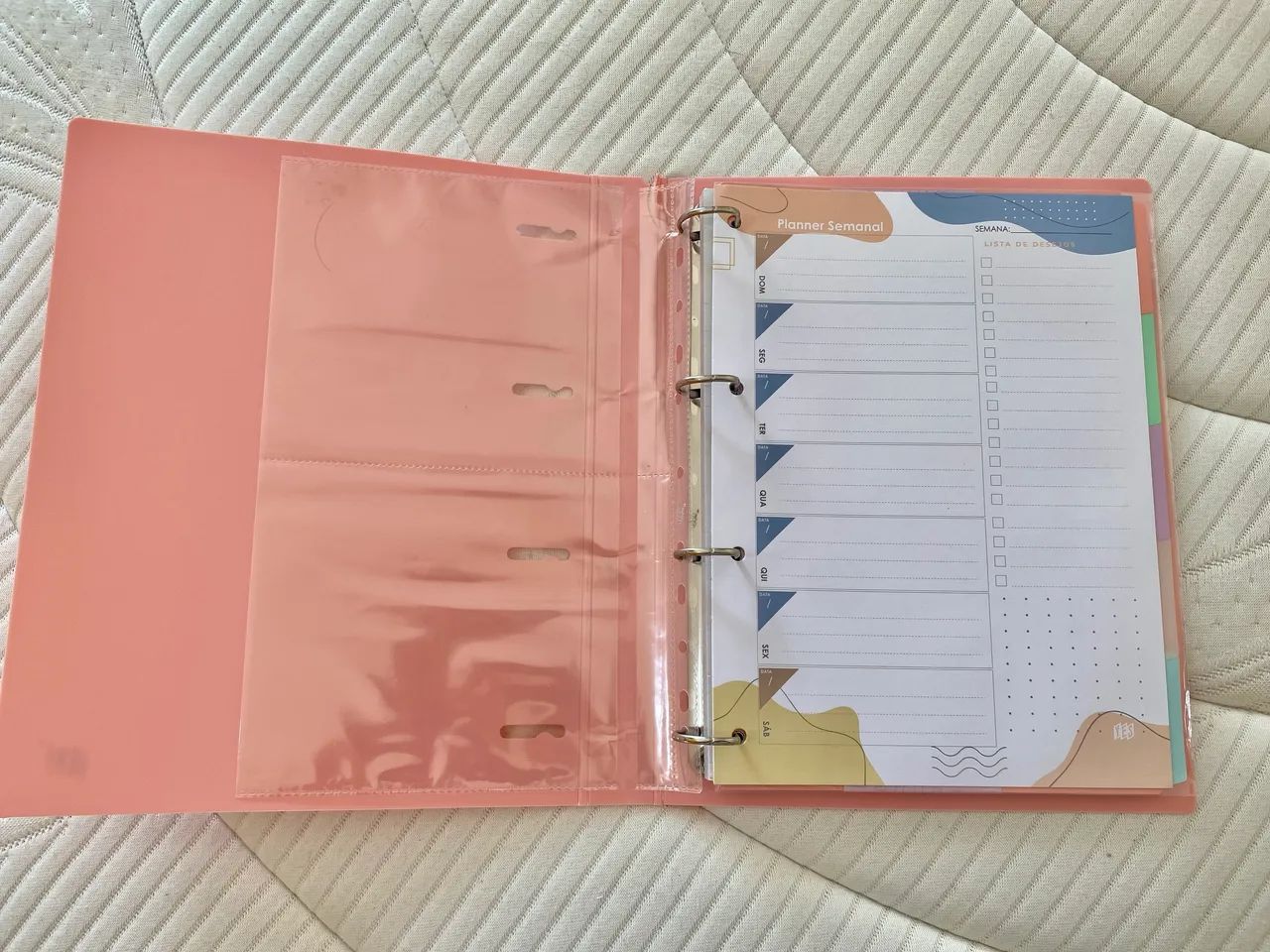 Fichário/ caderno argolado com 90 folhas em branco. Excelente material )