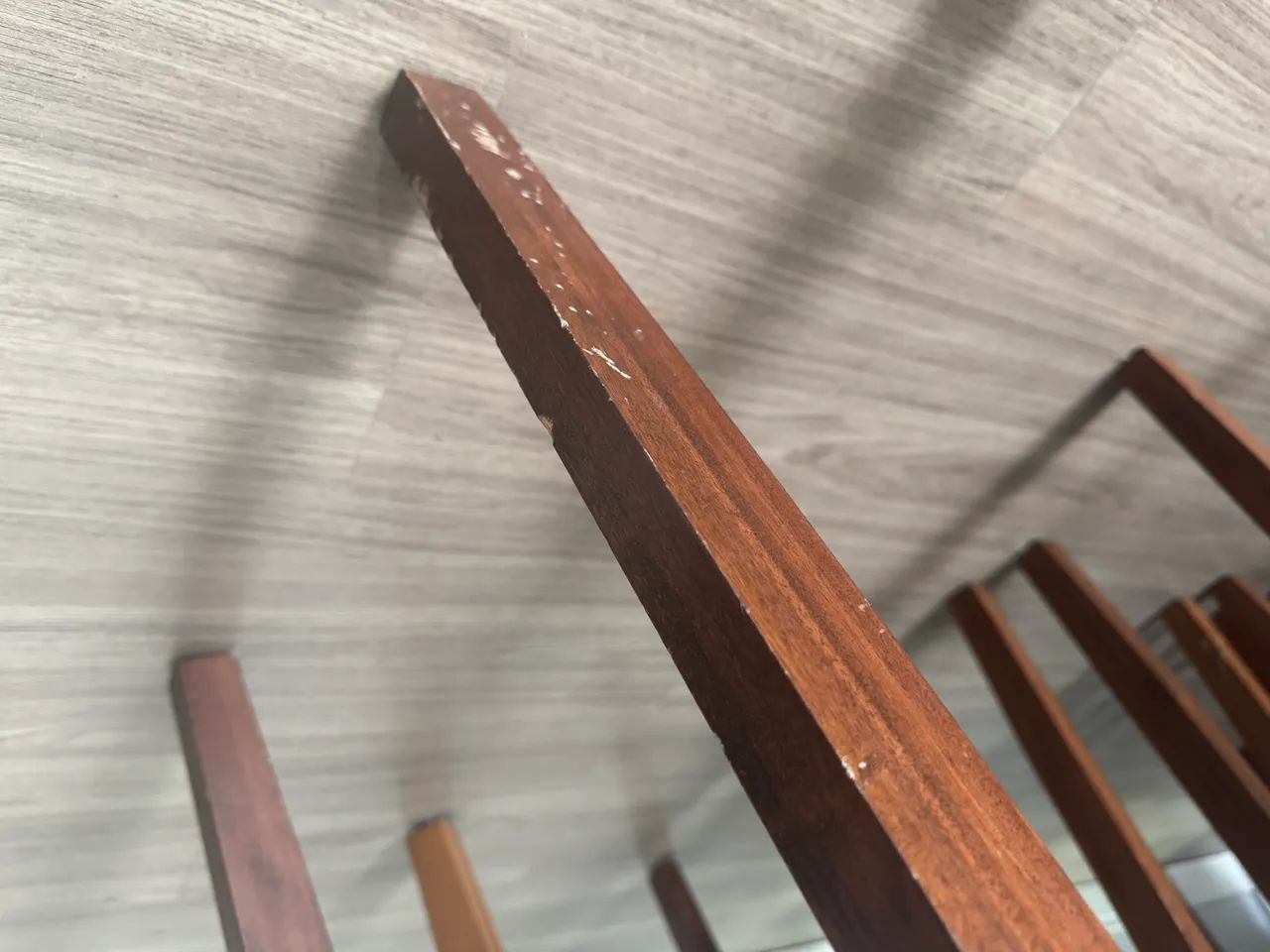 Conjunto 6 Cadeiras Estofadas com Pé de Madeira - Usadas - Foto 4