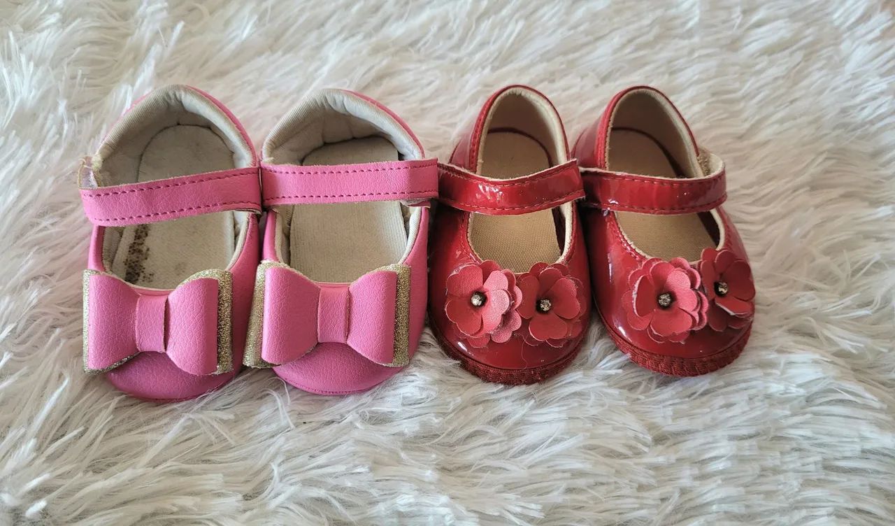 2 sapatinhos de bebê tamanho 18 o vermelho é da marca Pim Pam 