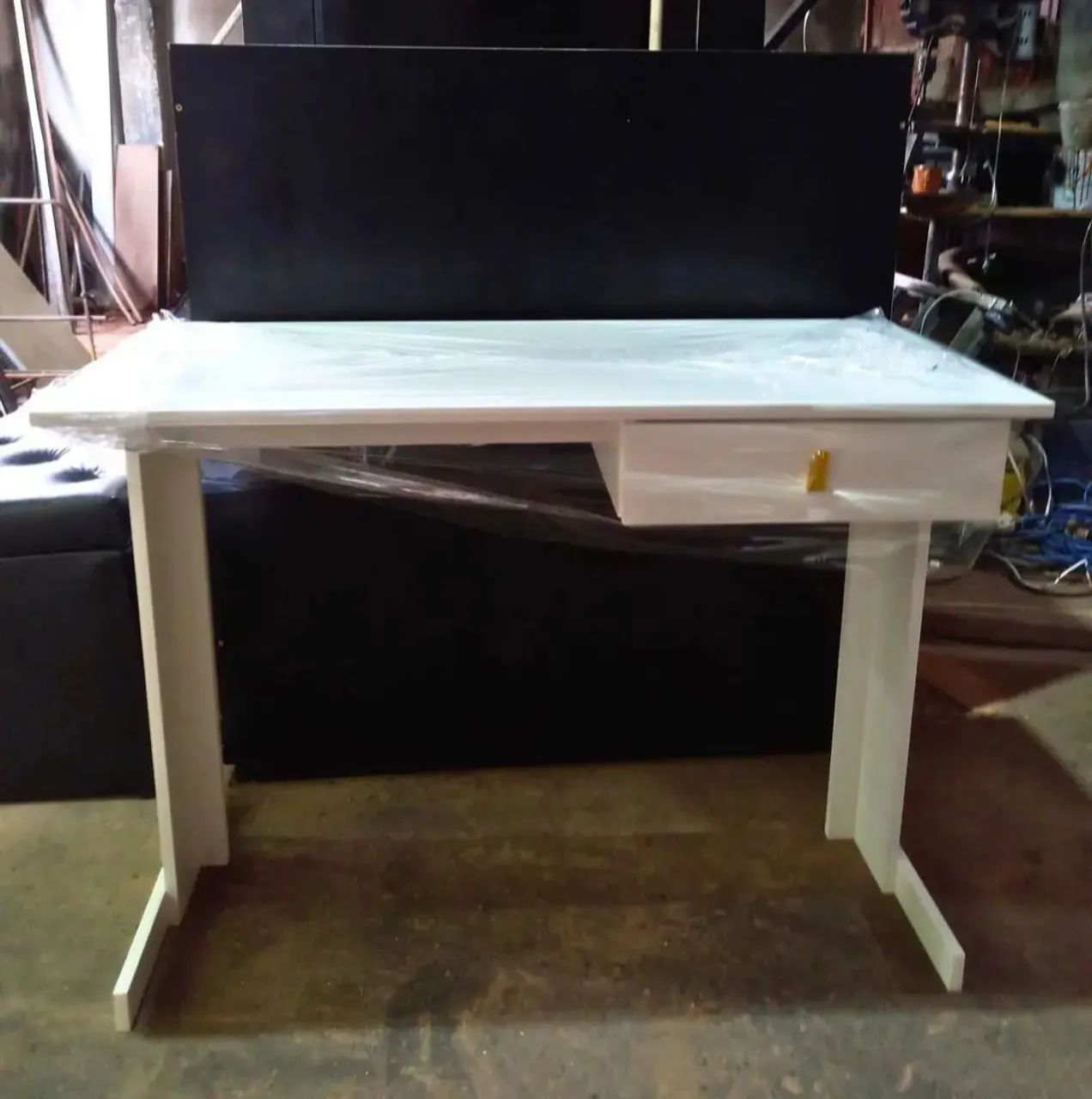 MESA MDF COM GAVETA FRETE GRÁTIS  - Foto 3
