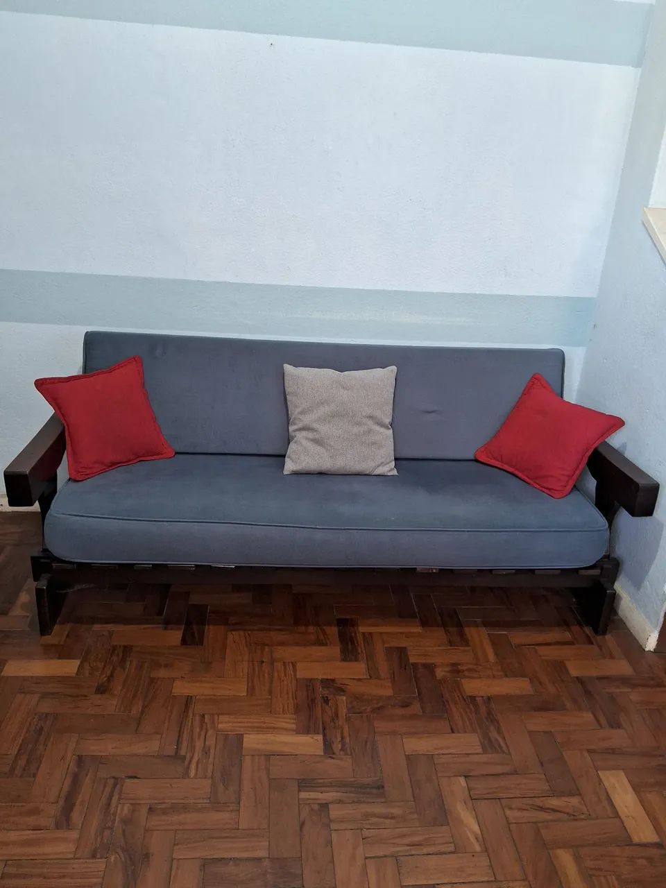 Sofá Vintage em madeira de Lei maciça.