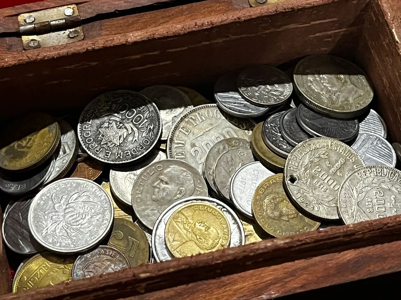 Mega Lote de Moedas + Baú de Madeira - Prata, Estrangeiras e Nacionais - Foto 2