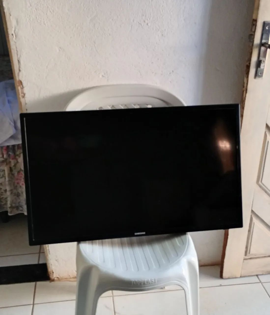 Vendo TV Samsung 32 polegadas com defeito, não tem os pés nem suporte. - Foto 5