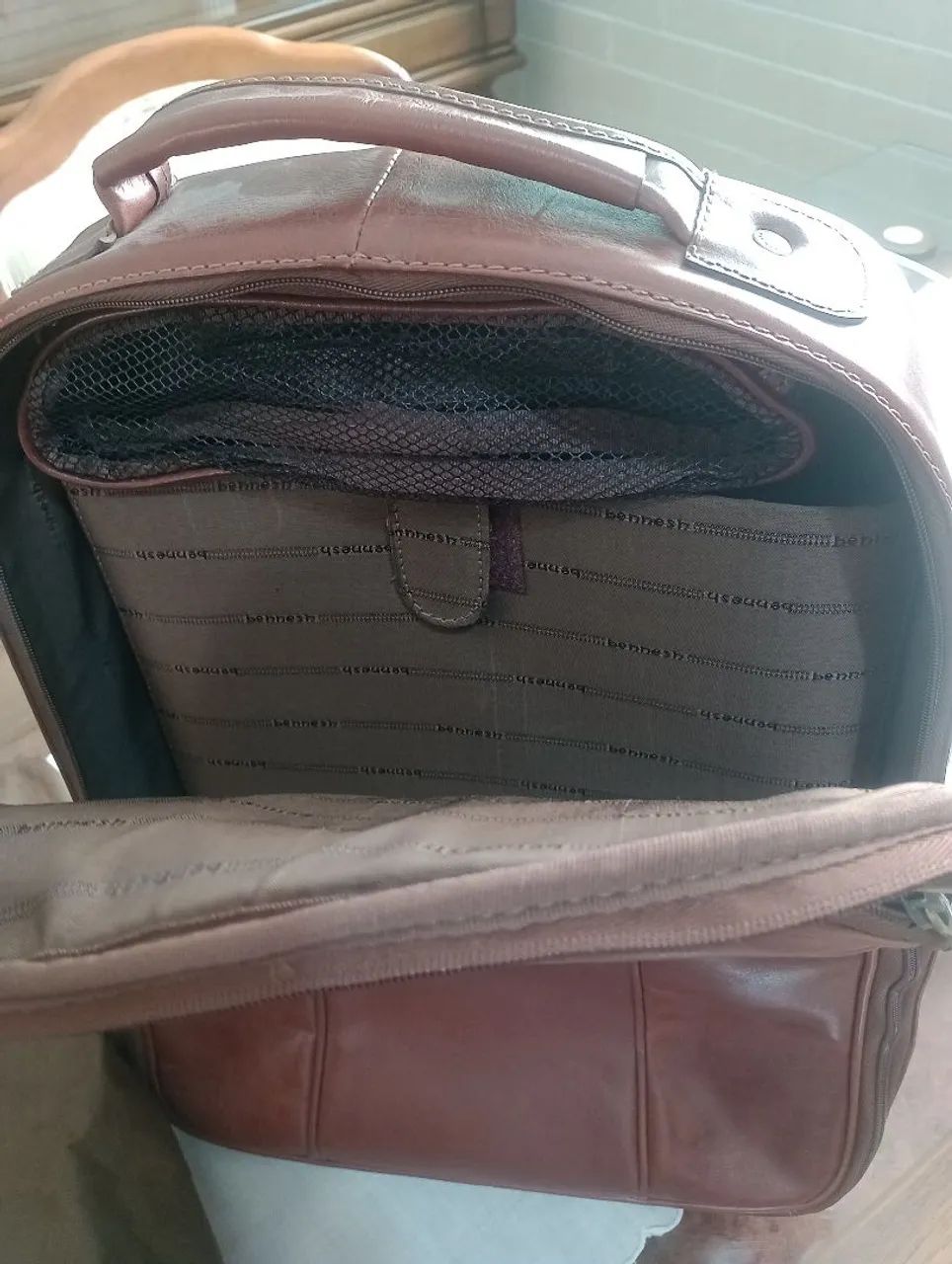 Mochila em couro legítimo bennesh nunca usada. 0km - Foto 3