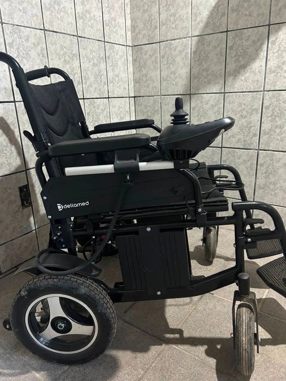 Cadeira de roda motorizada 