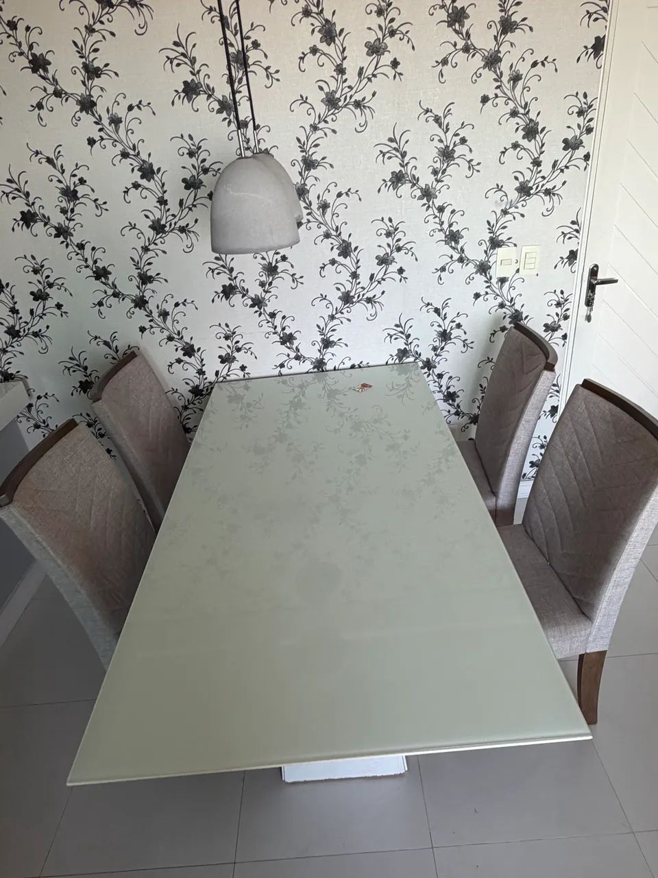 Mesa de jantar + 4 cadeiras 