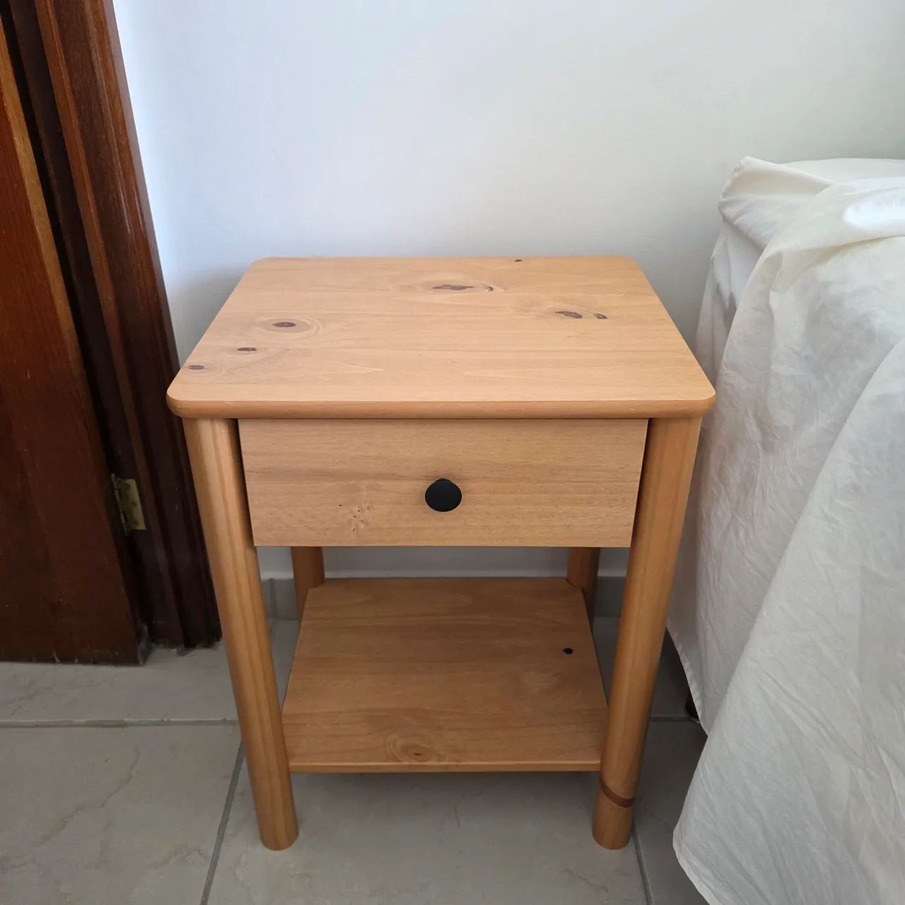 Mesa de cabeceira em madeira - Foto 2