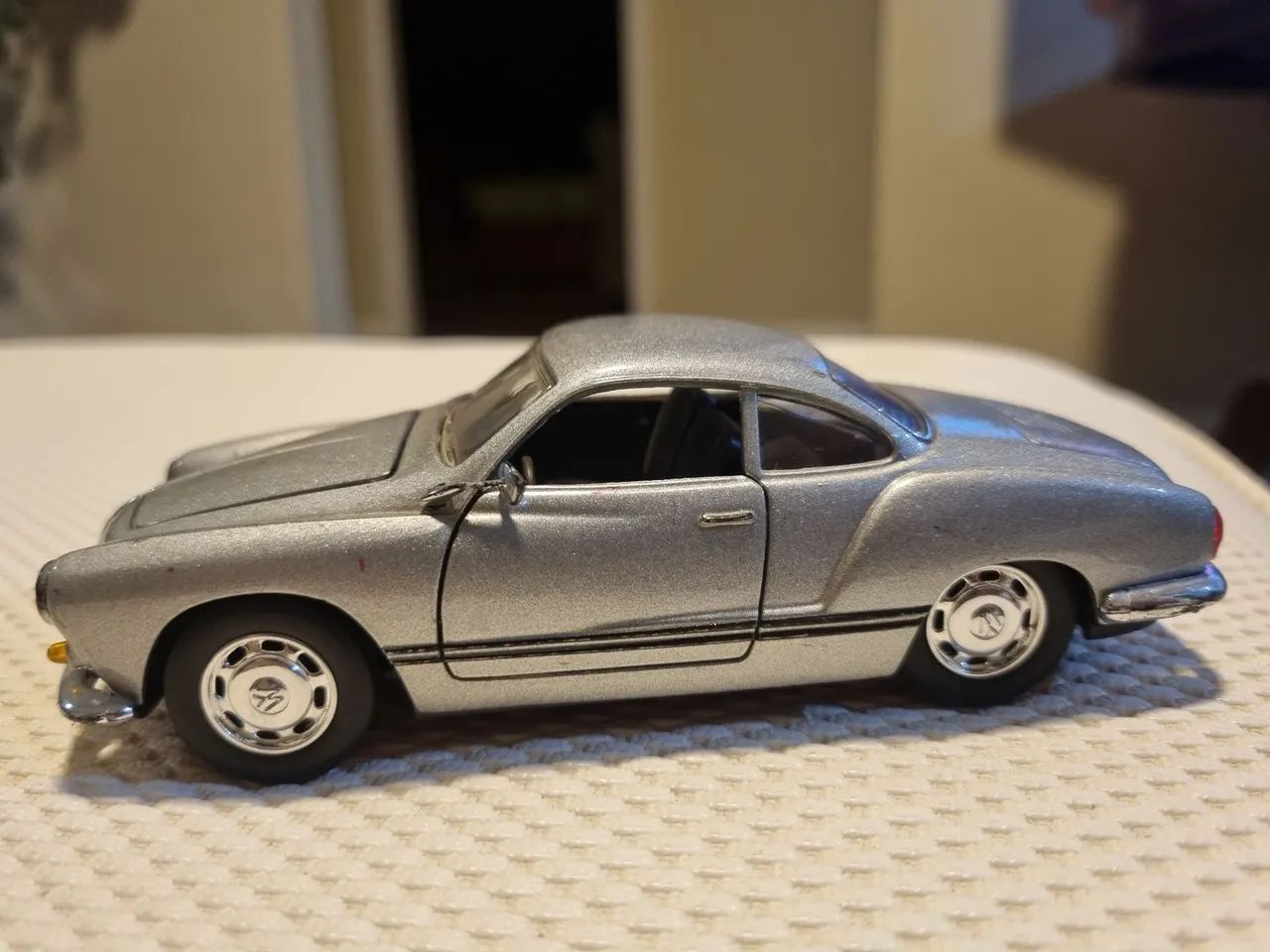 Miniatura Volkswagen Karmann Ghia 1966 (SS 5742) - Foto 4