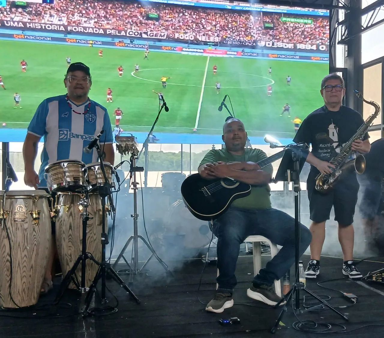 Música ao vivo em vários formatos,voz e violão ,trio e banda completa . 