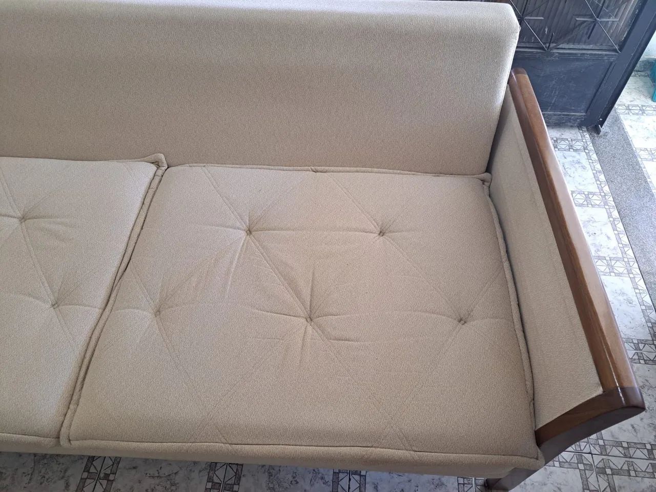 Sofá de madeira maciça, 2 metros. - Foto 4