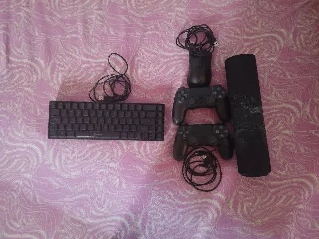 teclado 60% Mouse e mouse pad e dois controles de ps4