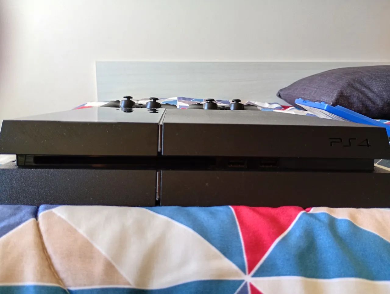 PlayStation 4 PS4 Fat + 2 Controles + Jogo Plants vs Zombies GW